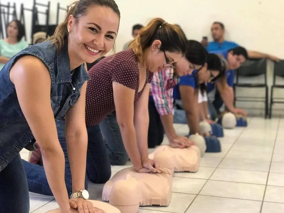 Participantes de Sonora Cardioprotegido aprendiendo reanimación cardiopulmonar