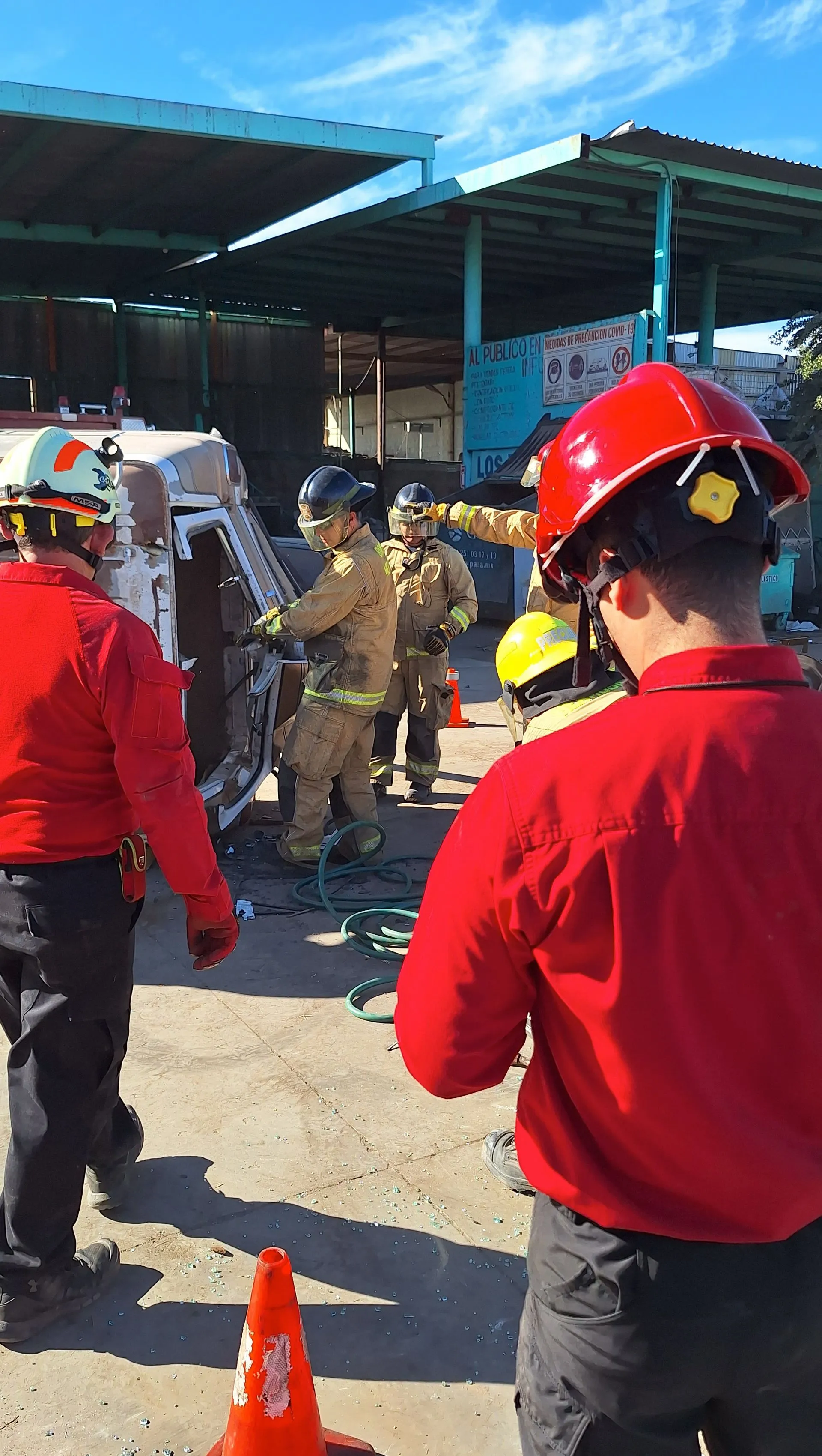 Brigadistas practicando rescate